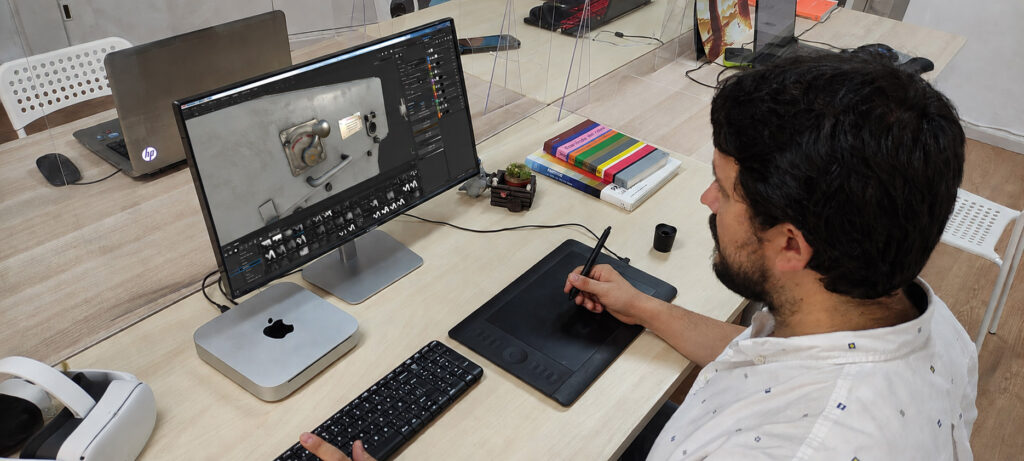 Un trabajador del estudio modelando en el ordenador